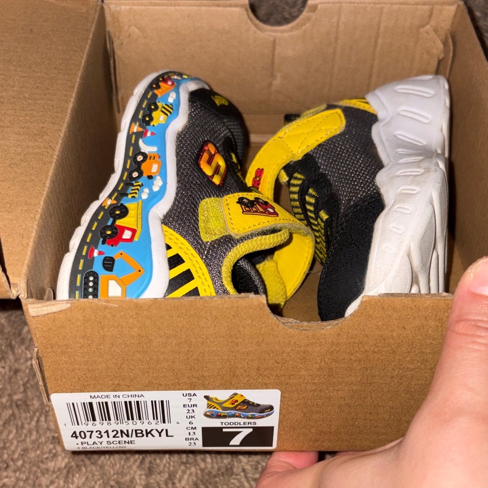 Kids Sketchers (Size 7)
